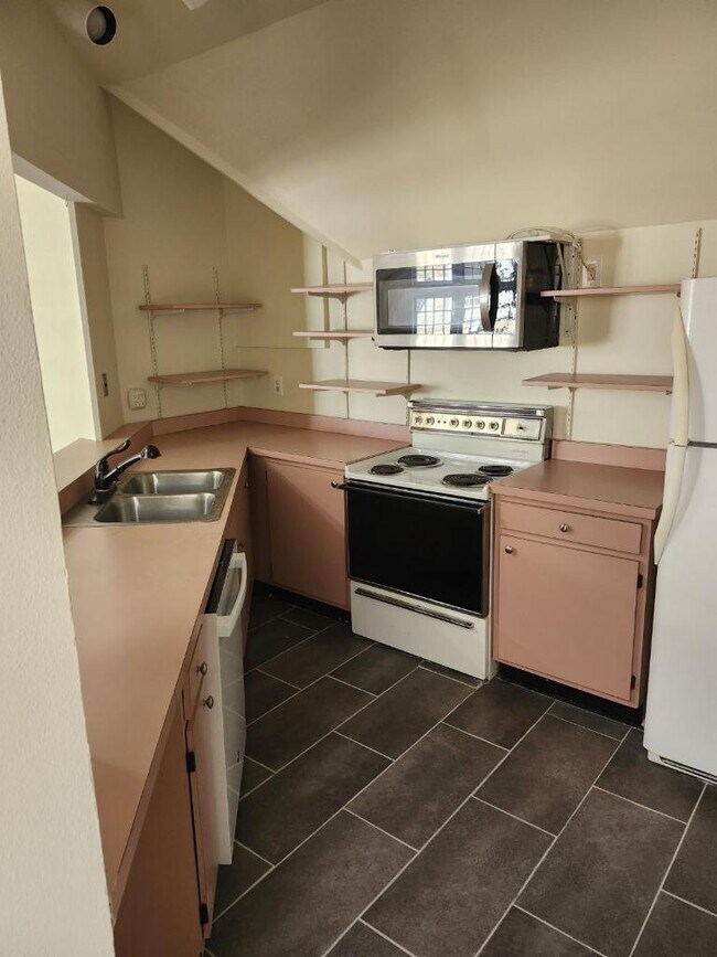 Building Photo - 2415 Saint Charles Ave