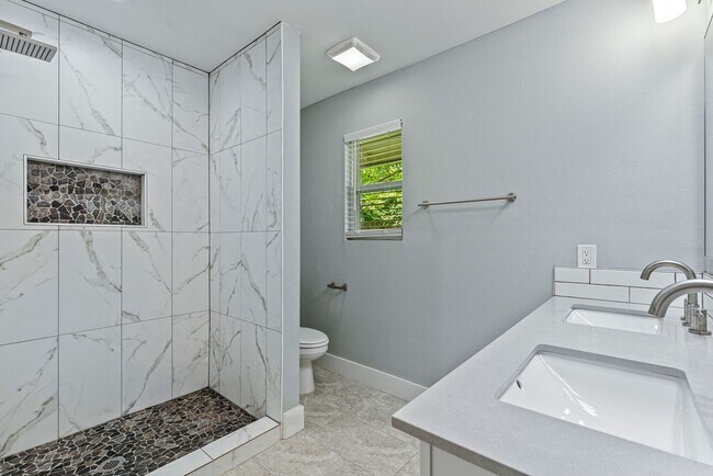 Building Photo - Beautiful 3 bedroom, 2 bathroom home in East Austin!!!