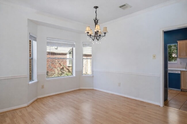 Building Photo - 2630 Lakeway Dr