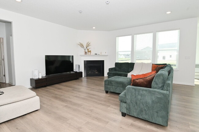 Building Photo - "Spacious 5-Bedroom Retreat with Luxurious Quartz Countertops & Fireplace on Deerberg Drive!"