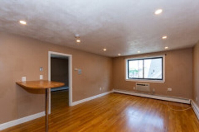 Building Photo - Sunny Renovated 1 Bed Near Harvard Ave – Heat & Hot Water Included, No Broker Fee!