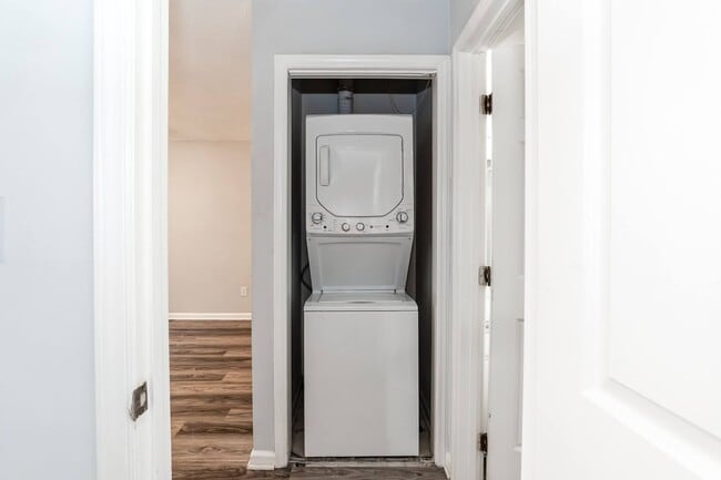 Building Photo - One Bedroom Condo With GREAT Location!