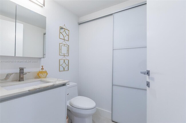 Building Photo - 1300 Brickell Bay Dr