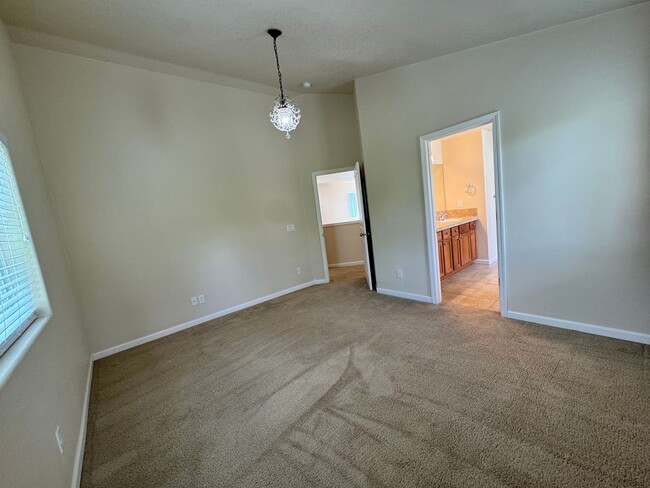 Building Photo - FOR RENT - SUPER CLEAN 4 BEDROOM, 2.5 BATH...