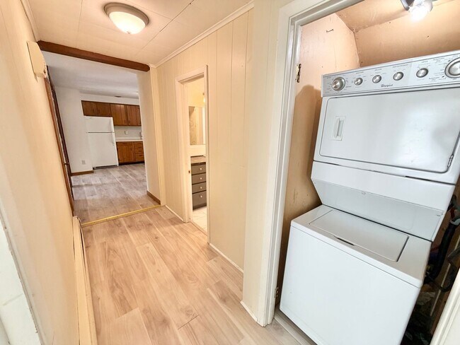 Building Photo - 3 Bedroom Apartment Superior South End Location Burlington Available 7/1