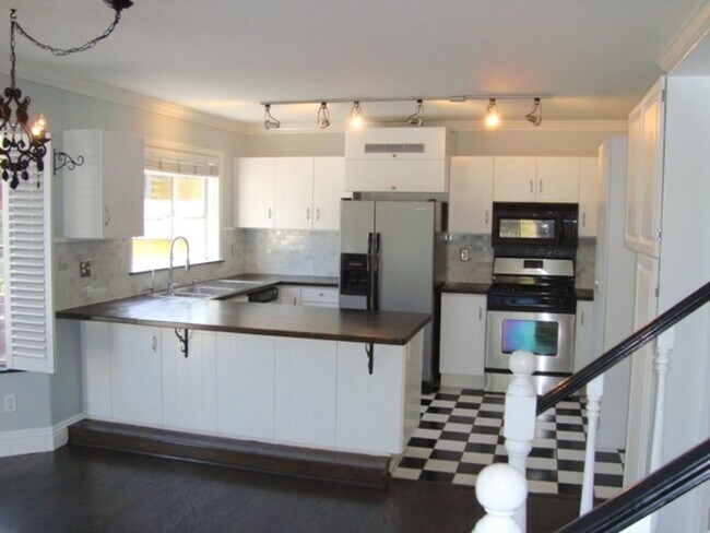 Building Photo - STUNNING TOWNHOME 2 BED 2.5 BATH 2 CAR GARAGE NORTH PARK/HILLCRES
