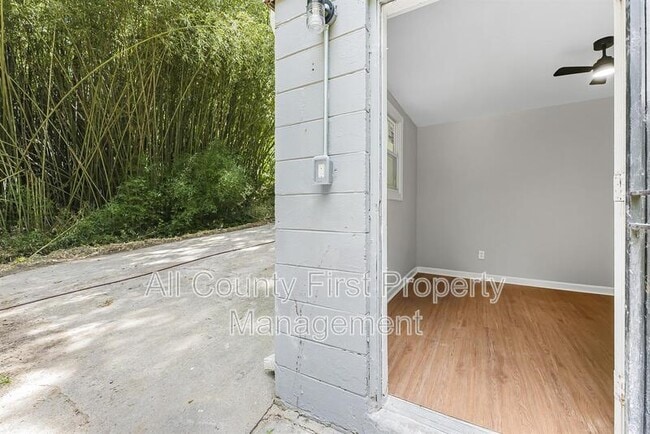 Building Photo - 2845 3rd Ave SW