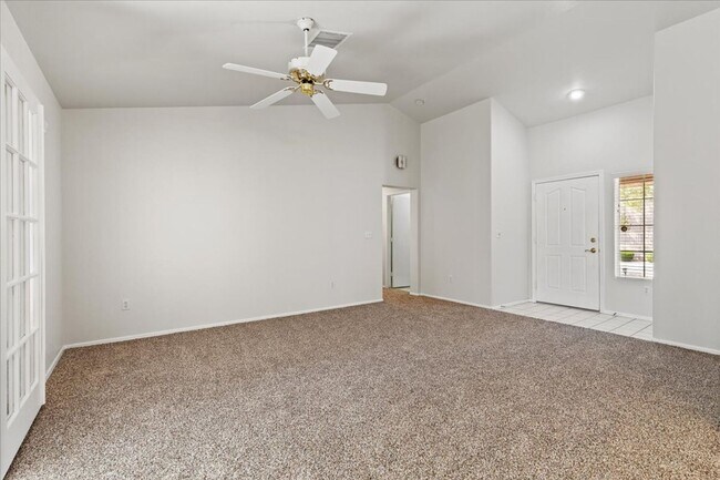 Building Photo - Large 2 Bedroom, 2 bath, unique Sun Room i...