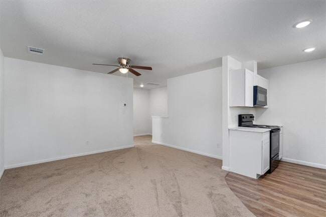 Building Photo - 2002 W 2nd St