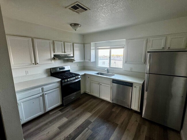 Building Photo - 3 BEDROOM 2 BATH, UPSTAIRS UNIT, NO CAPRET...