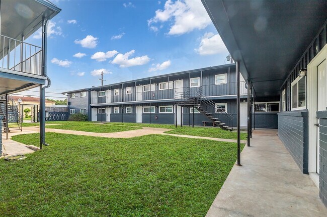 Building Photo - 4706 Yellowstone Blvd