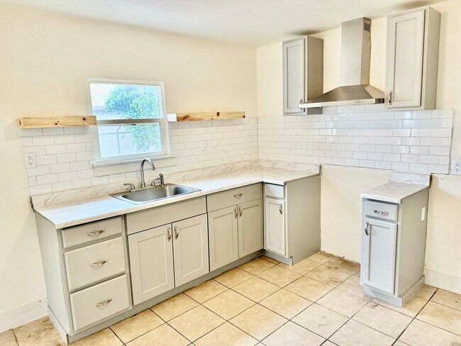 Building Photo - Newly Updated 2/1 in Madera