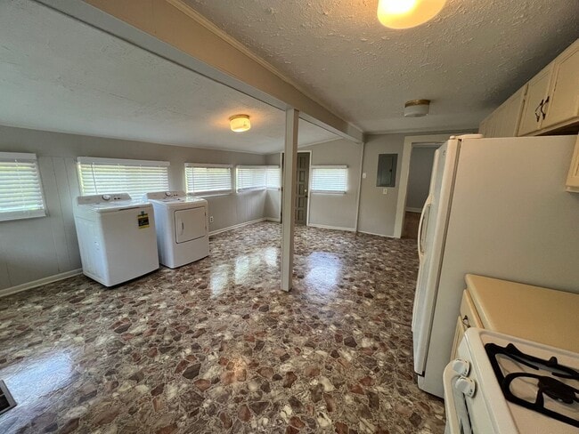 Building Photo - 2 bed 1 bath house