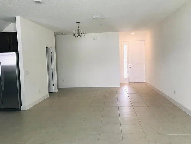 Building Photo - Spacious 3-Bedroom Townhouse in Grandview ...