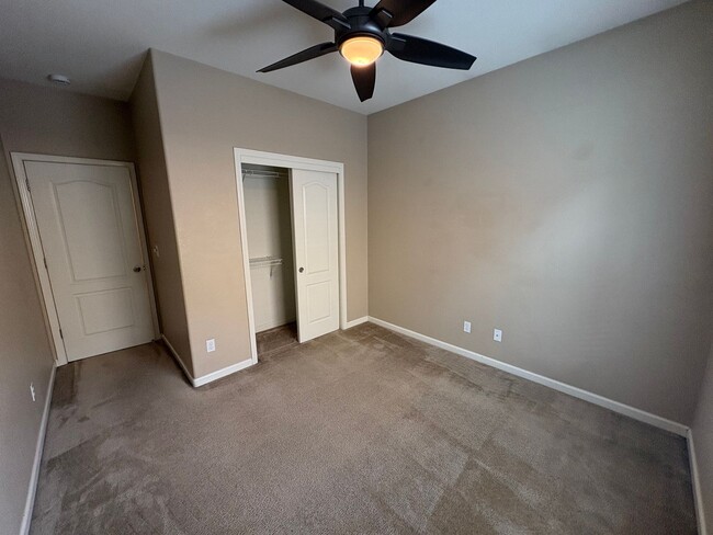 Building Photo - Spacious Tulare Home Available Now!