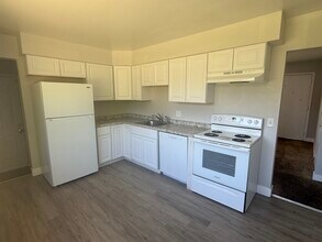 Building Photo - Large Brick Ranch with Huge yard