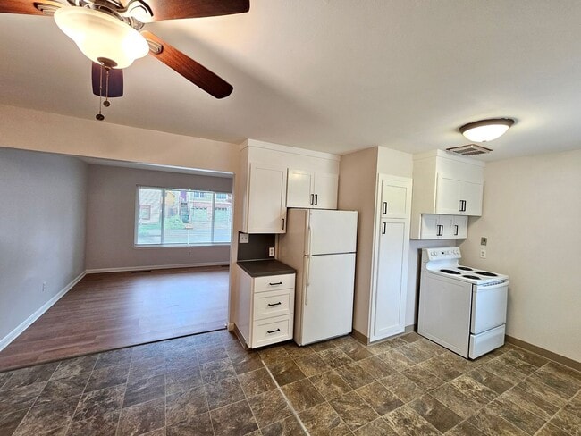 Building Photo - Newly Updated 3 Bed, 1.5 Bath Duplex Unit with Garage in Lovely Inner SE