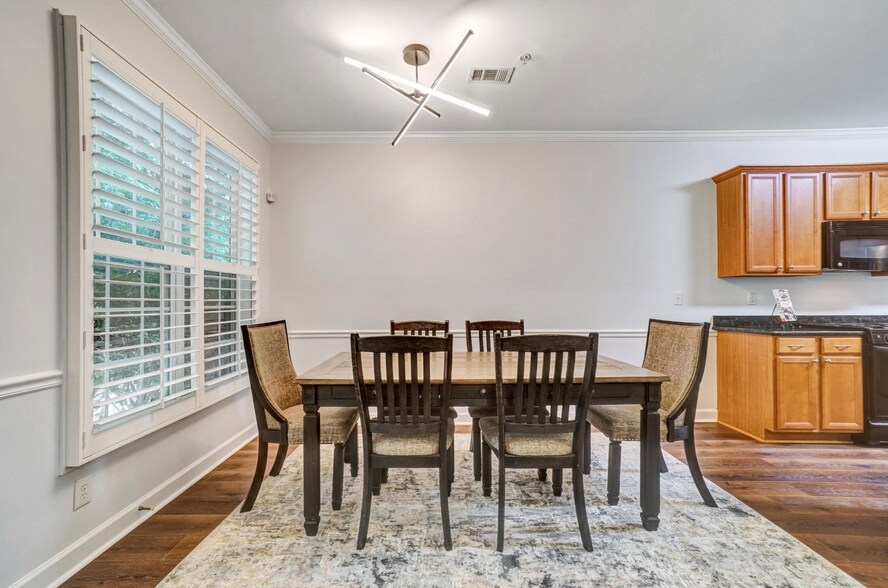 Dining Area - 702 Surrey Park Pl SE