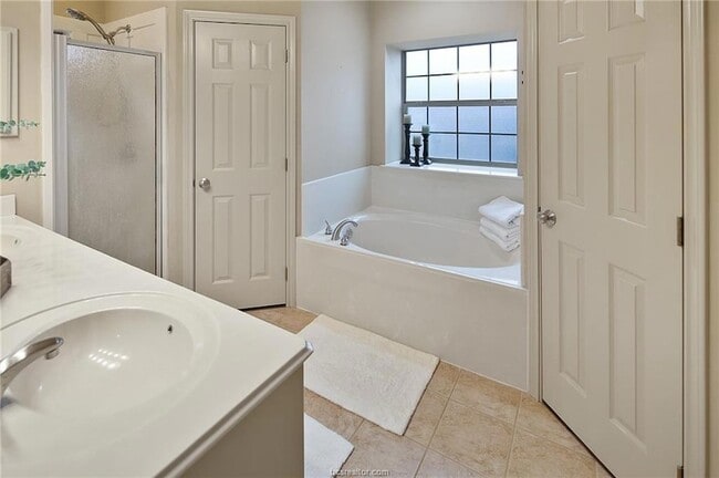 Building Photo - 200 Karten Ln