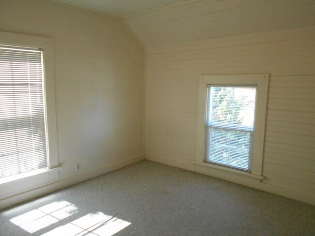 Building Photo - 3 Bedroom, 1 Bathroom Home in Sunnyland! Lawncare included with ample parking