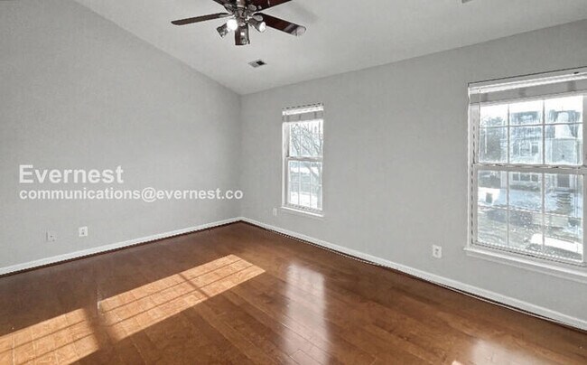 Building Photo - 3 Bed/1.5 Bath Townhome with Fenced Yard / Pet-Friendly / Vouchers Accepted / Available Now!