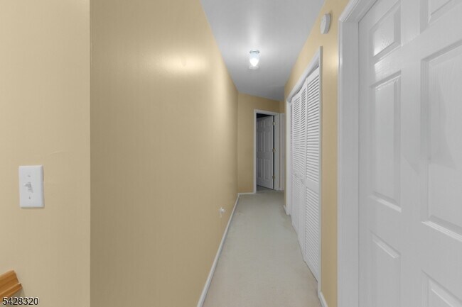 Building Photo - 84 Autumn Ridge Rd