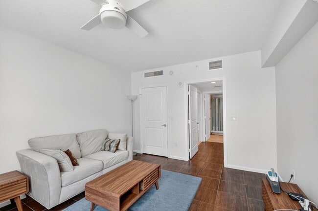 Building Photo - 403 S Sapodilla Ave