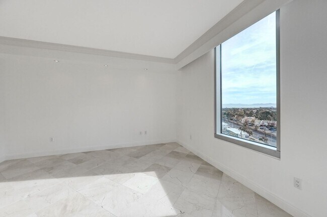 Building Photo - Turnberry Towers East 804- Strip/City/Mnt Views from this Stunning 1Bd/1.5Ba Residence