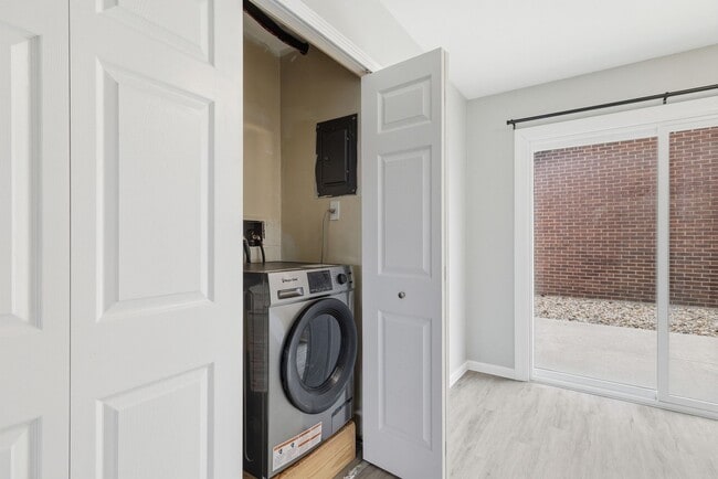 Building Photo - 84 Lasalle St