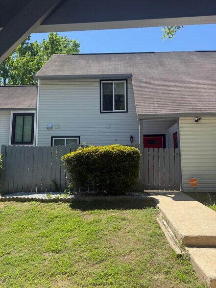 Building Photo - 538 Country Greens Dr