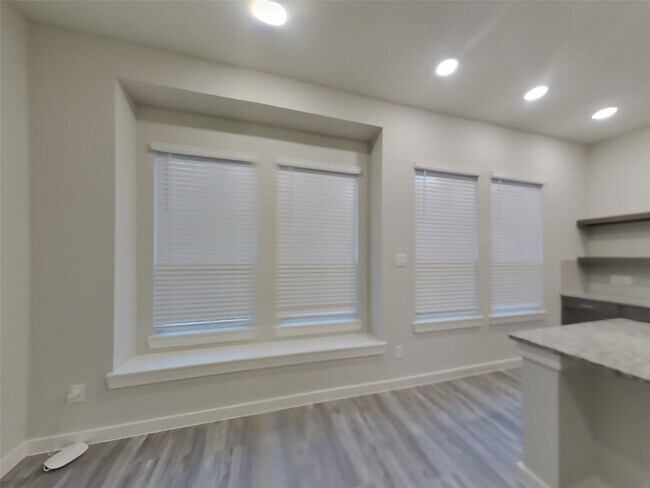 Building Photo - 9835 Willow Creek Commerce Dr