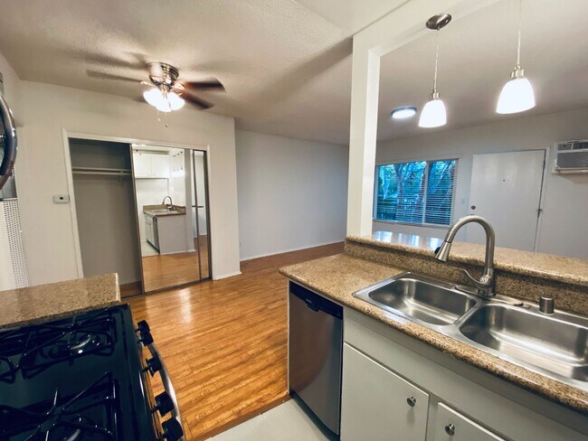 Interior Photo - 14220 Burbank Blvd