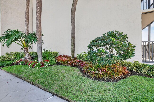 Building Photo - 8 Royal Palm Way