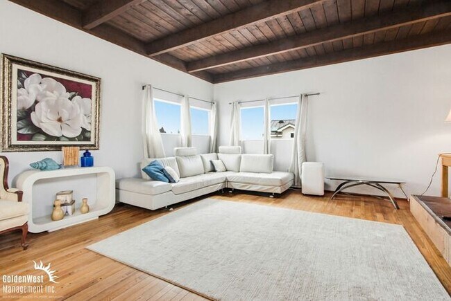 Building Photo - Beautifully Updated 3Bdm 3Ba Unfurnished Main Home of Duplex with Views in Cardiff By the Sea!