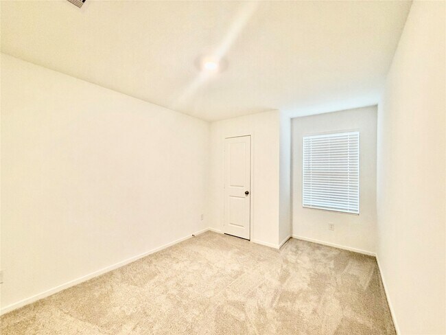 Building Photo - 5003 Esperanza Ter Dr