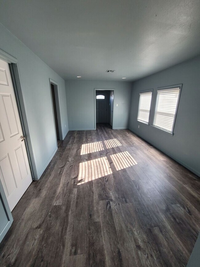 Building Photo - 555 E Harmon Dr