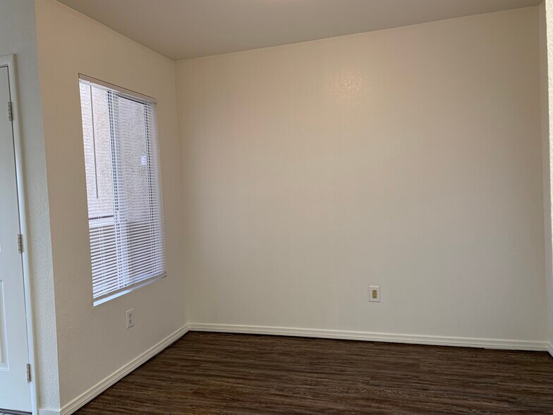 Building Photo - 8070 W Russell Rd