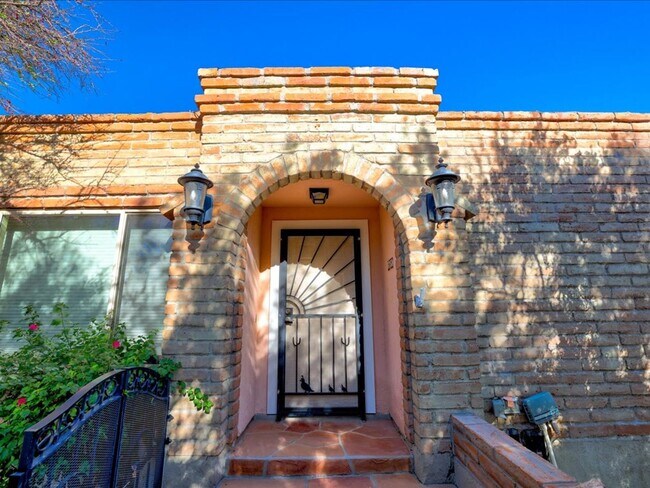 Building Photo - Enjoy stunning Catalina Mountain views fro...