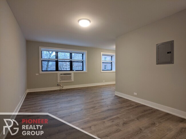 Building Photo - 530 W Surf St