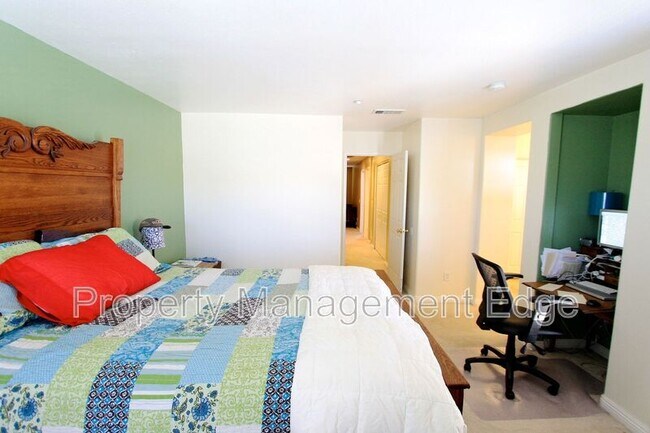 Building Photo - 41905 Davenport Way
