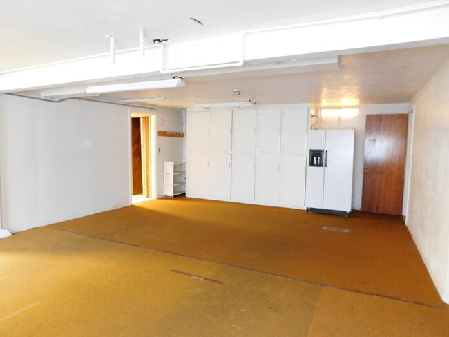 Building Photo - 4Bd/1.5Ba Two Story Home - Available End o...