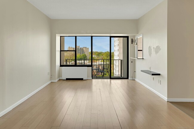 Building Photo - 44 Strawberry Hill Ave