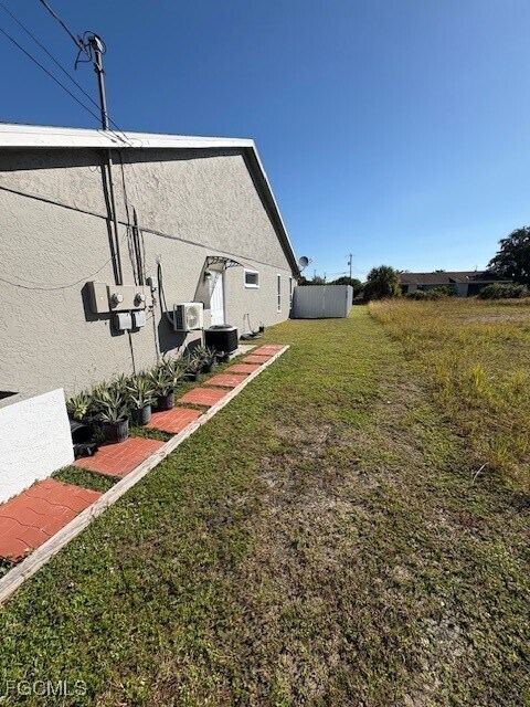Building Photo - 1939 Santa Barbara Blvd