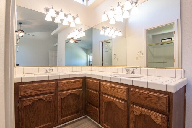 Building Photo - Beautiful Home in Country Heights!