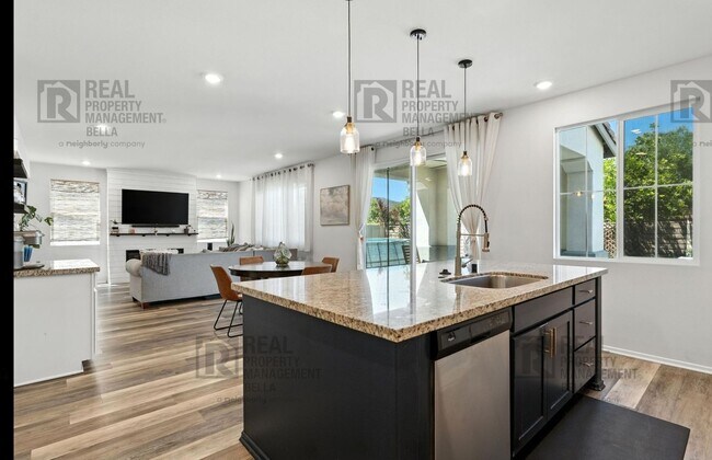 Building Photo - Beautiful 5-Bedroom Home in Audie Murphy R...