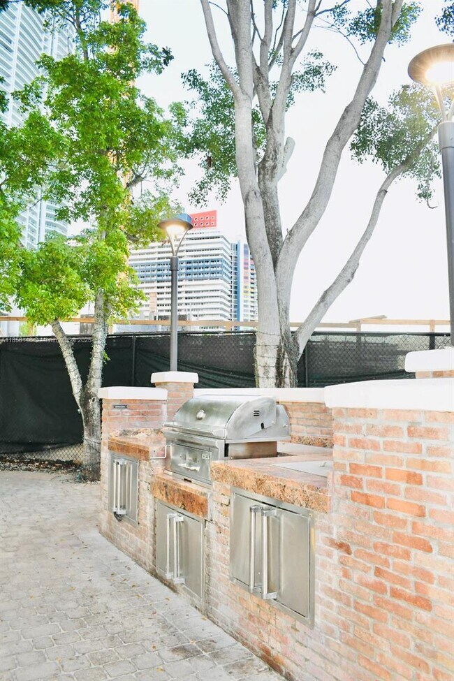 Building Photo - 1901 Brickell Ave