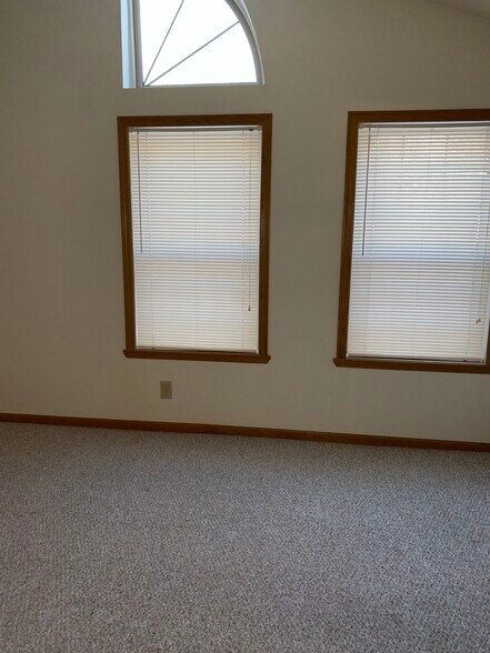 Building Photo - 1917 Deerhaven Ln NE