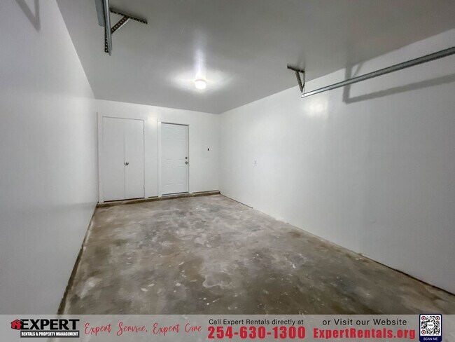 Building Photo - 2 bedroom/ 1 bath with one car garage.