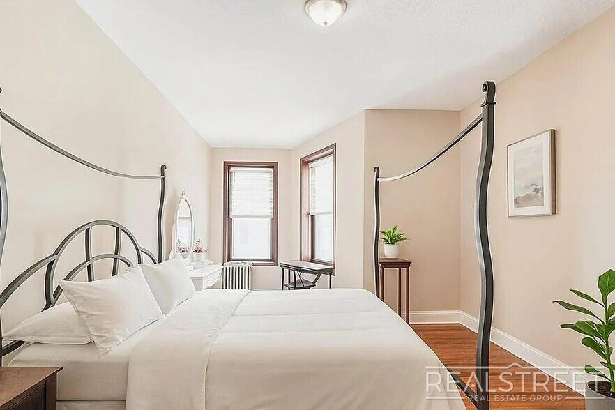 Primary Photo - Spacious 1.5-Bedroom Penthouse Apartment i...