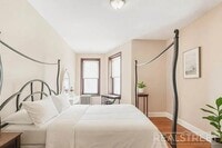 Building Photo - Spacious 1.5-Bedroom Penthouse Apartment i...